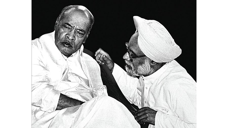 Erstwhile PM P V Narasimha Rao and Finance Minister Manmohan Singh. Credit: DH Photo