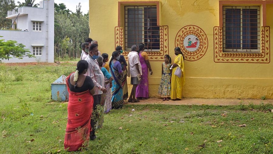 People stand in a queue to register to get a swab test for the Covid-19 coronavirus disease at the Kanaswadi Public Health Centre. Credit: AFP Photo