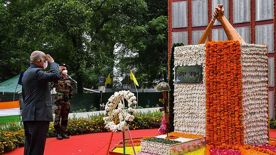 President Ram Nath Kovind lays a wreath at the Dagger War Memorial, Baramulla, Jammu & Kashmir. Credit: PTI Photo