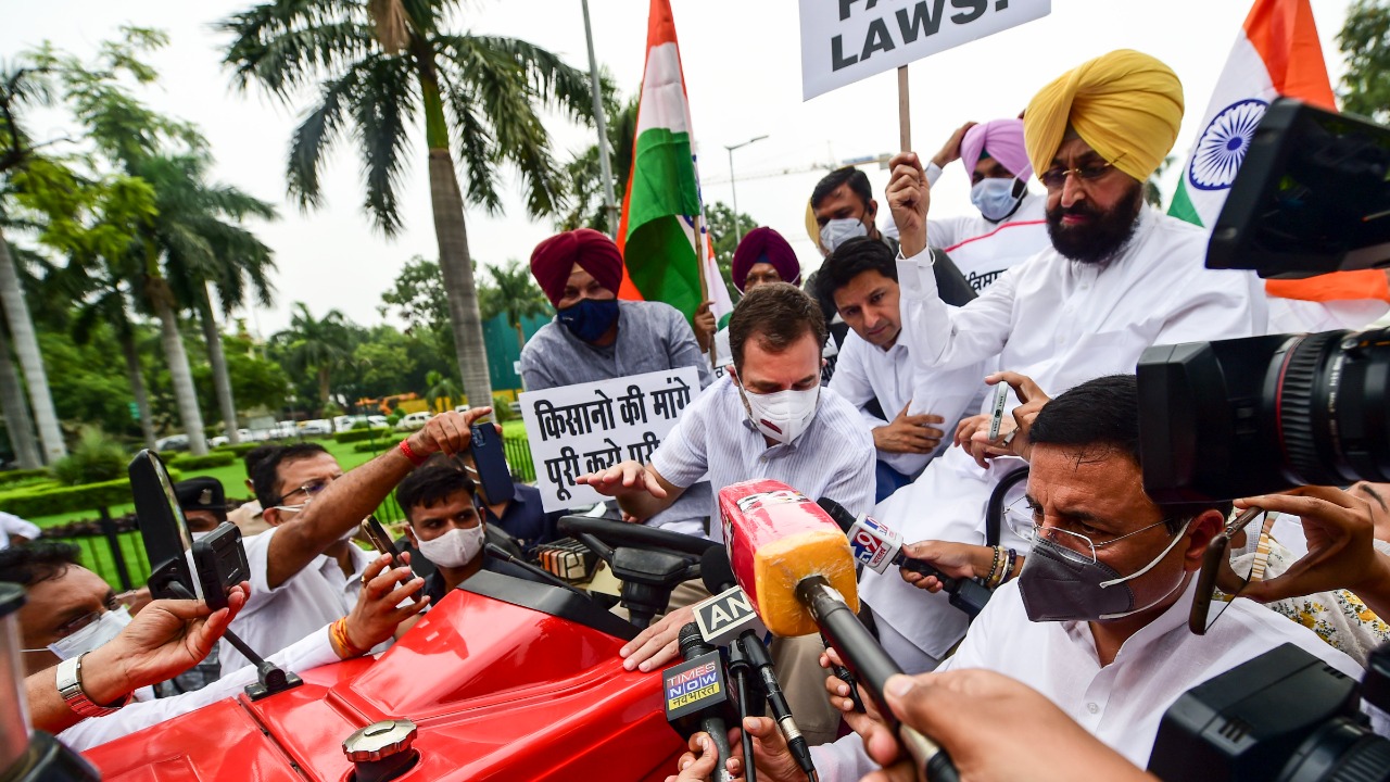 Gandhi along with party MPs Pratap Singh Bajwa, Ravneet Singh Bittu and Deepinder Singh Hooda also carried banners and raised slogans. Credit: PTI Photo