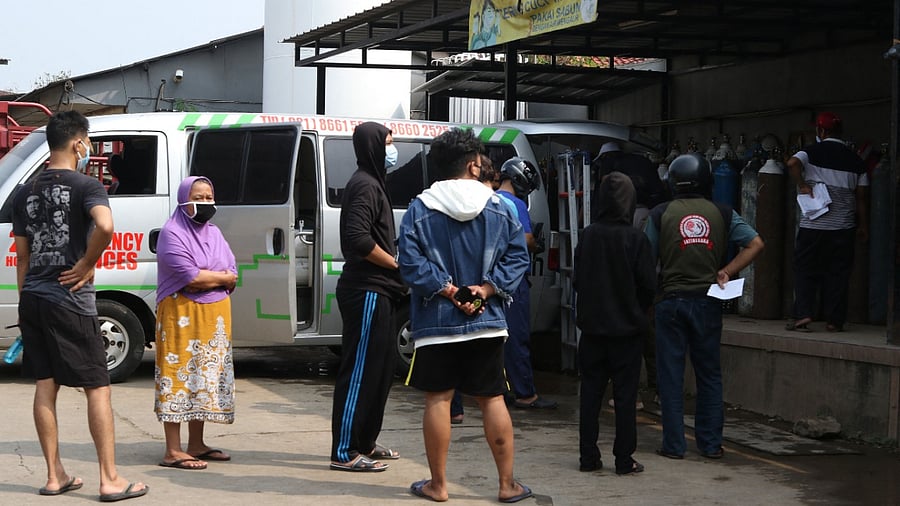 Residents gather to refill their oxygen tanks at a station in Jakarta. Credit: AFP Photo