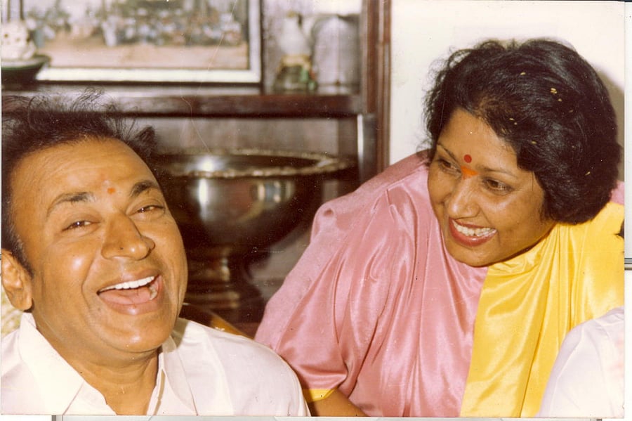 Jayanthi shares a lighter moment with thespian Dr Rajkumar. 
