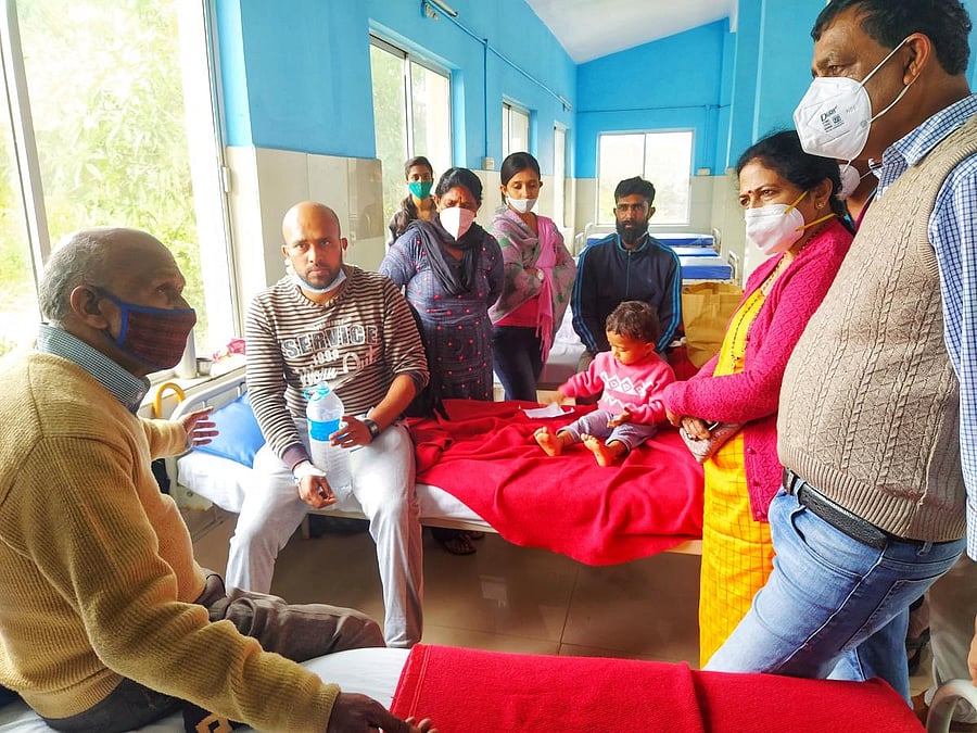 MLC Veena Achaiah speaks to soldier Ashok Kumar and his family members who were attacked by miscreants. Credit: special arrangement