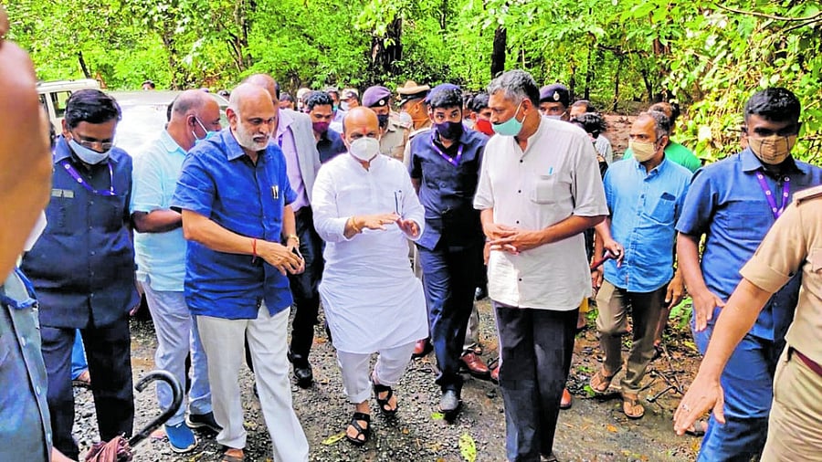Chief Minister Basavaraj Bommai makes a point during his visit to the landslide-hit National Highway-63 near Talakebail in Yellapur taluk, Uttara Kannada, on Wednesday. Yellapur MLA Shivaram Hebbar is also seen. Credit: DH Photo