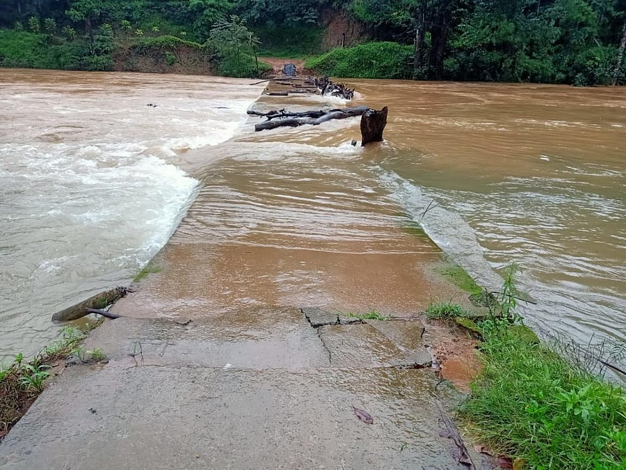 A portion of the Mukkodlu-Hemmethalu bridge has collapsed.