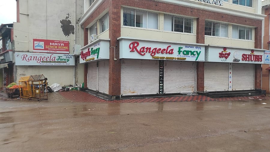 Shops selling non-essential commodities remained closed during weekend curfew in Mangaluru on Saturday. Credit: DH Photo/Irshad Mahammad