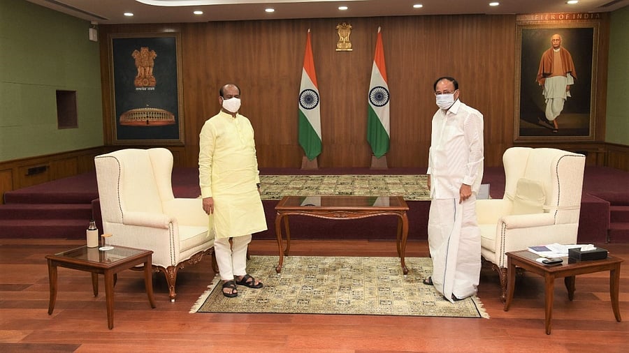 Lok Sabha Speaker Om Birla (L) and Rajya Sabha Chairman Venkaiah Naidu. Credit: Twitter/@VPSecretariat