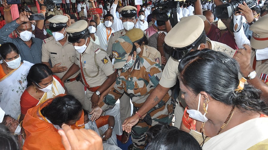 Police personnel stopped the protesters and detained them. Credit: DH Photo