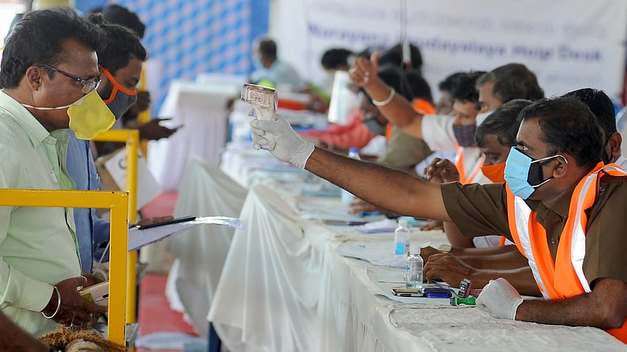Covid screening at the Karnataka-Tamil Nadu border in Attibele. Credit: DH File Photo/Pushkar V