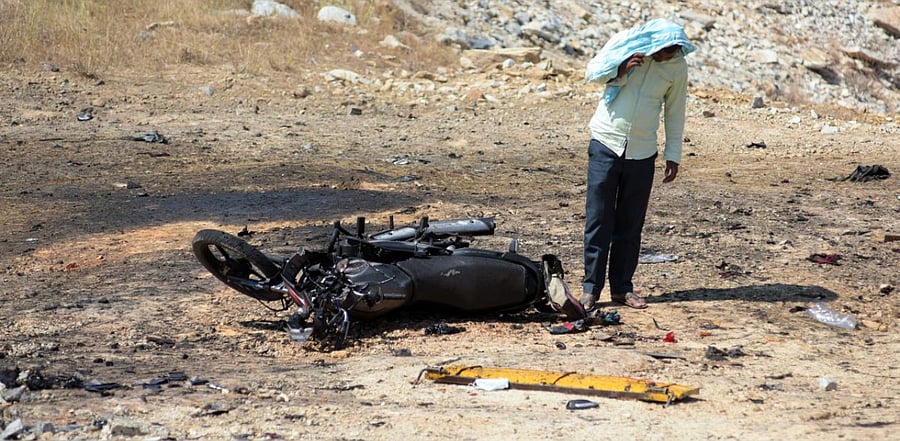 The spot where gelatin sticks exploded killing 6-people at a quarry site at Hirenagaveli village, Chikkaballapur district. Credit: DH photo. 