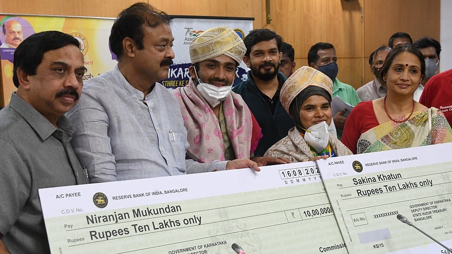 Karnataka Youth Affairs and Sports minister Narayana Gowda hands over a grant of Rs 10 lakh to Paralympians Shakeen Khatun (power-lifting) and Niranjan Mukundan (swimming). Credit: DH Photo/ B H Shivakumar