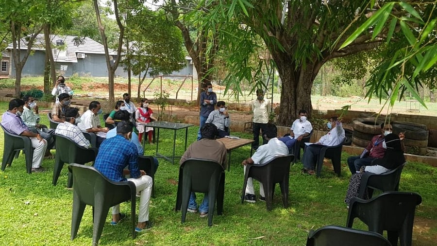 A ward committee meets in Neelasandra to form a Ward DETER panel for Covid management.