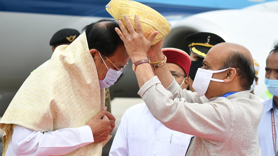 Vice President M Venkaiah Naidu being welcomed by Karnataka Chief Minister Basavaraj Bommai, at Bengaluru airport. Credit: Information Department