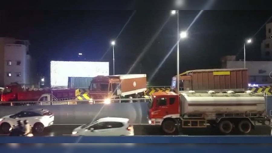 A police party that was controlling traffic on the service roads beneath the flyover noticed it and rushed to the spot. Credit: DH Photo