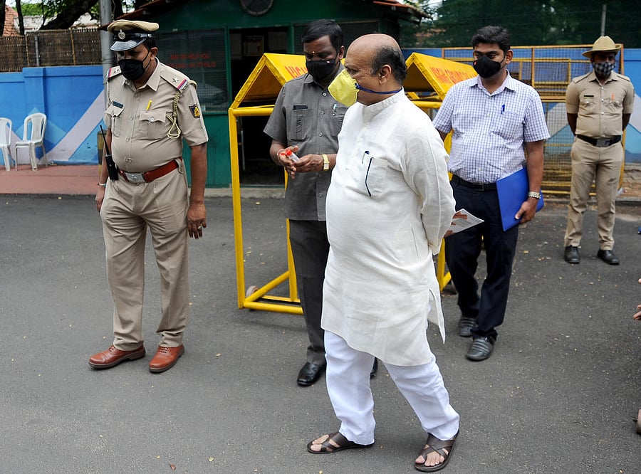 Home Minister Basavaraj Bommai addresses the media with regard the UN Report on ISIS activities in the state near Chief Minister's official residence (Krishna) in Bengaluru on Sunday. DH Photo/Pushkar V