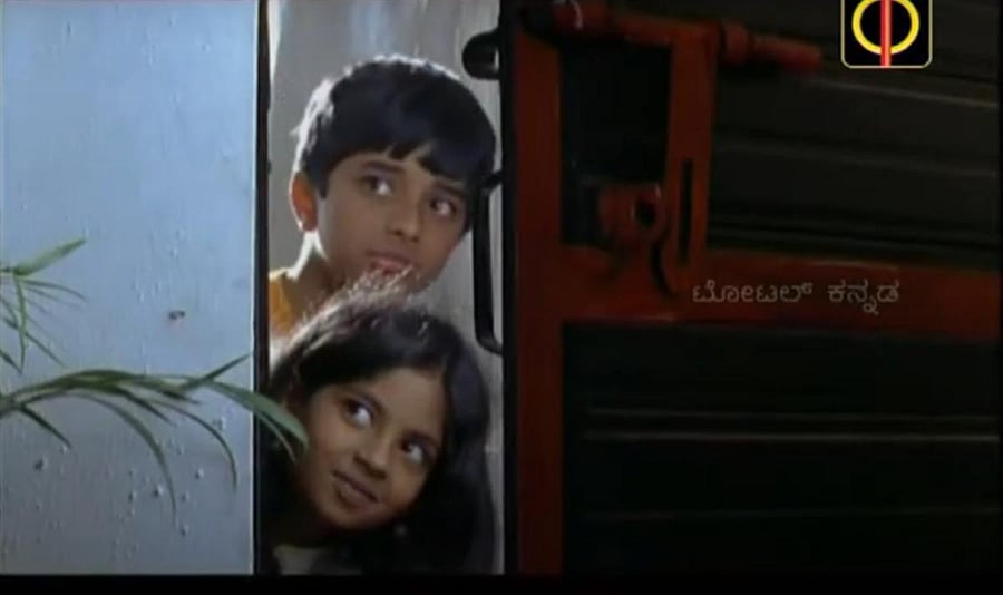 A scene from Gubbachigalu.