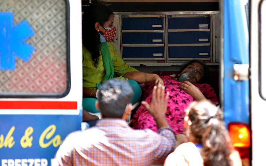 Government hospitals in Bengaluru are overwhelmed with Covid patients. The picture shows a patient waiting for a bed outside KC General in Malleswaram. Credit: DH Photo