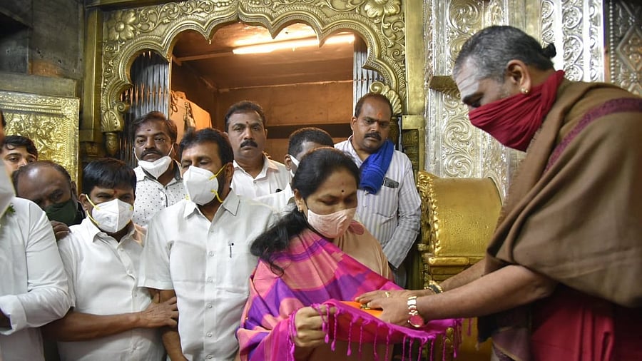 Union Minister of State for Agriculture and Farmers Welfare Shobha Karandlaje receives 'prasada' from chief priest Shashishekar Dikshit at Sri Chamundeshwari Temple in Mysuru on Tuesday. BJP state general secretary Siddaraju, MLA L Nagendra and S S Mahesh are also seen. Credit: DH Photo