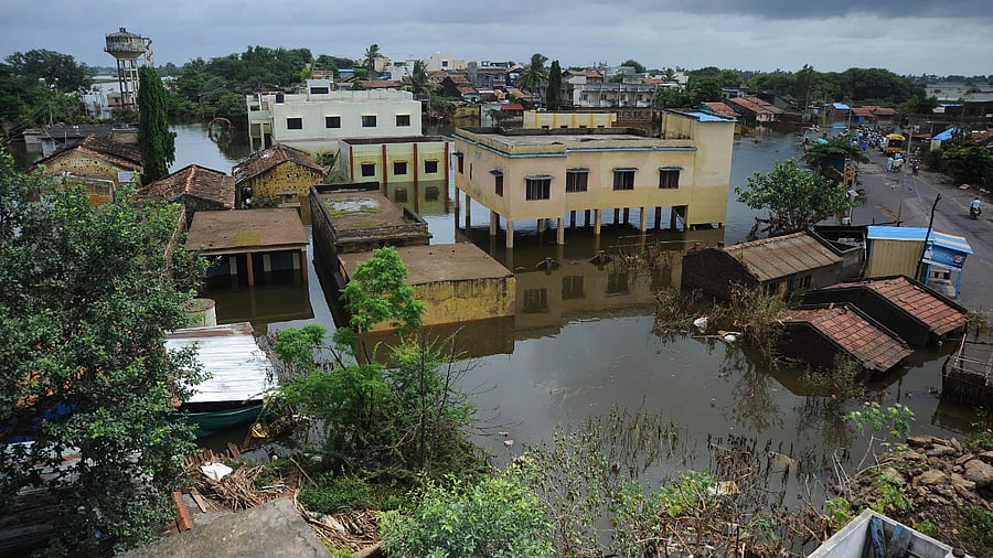 Several houses and buildings submerged as the river Krishna overflows in the village of Kallol in Chikodi Taluk, Belgaum district. Credit: DH File Photo