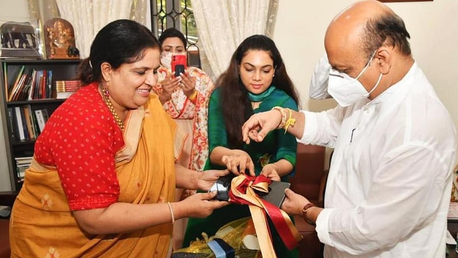 Chief Minister Basavaraj Bommai releases a seven-minute video on the contribution of inspirational women and their stories curated by Revathi Raju, Chairperson, FICCI FIO, Bengaluru, along with members.