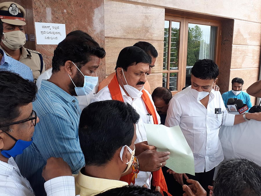 VHP divisional secretary Sharan Pumpwell submits a memorandum to Home Minister Araga Jnanendra in Mangaluru.