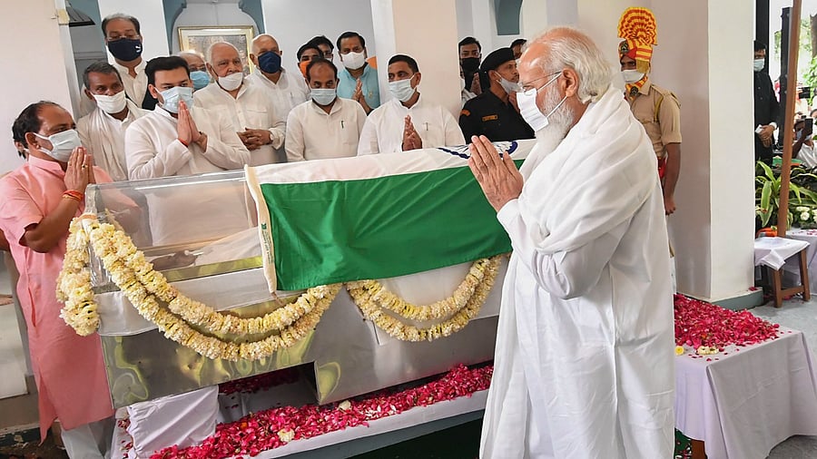 Prime Minister Narendra Modi pays his last respects to BJP veteran and former Governor Kalyan Singh, in Lucknow. Credit: PTI Photo