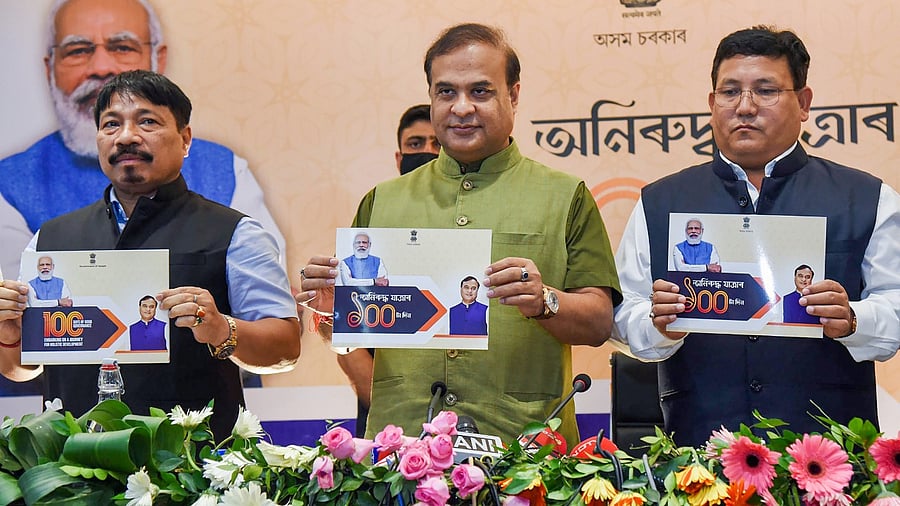 Assam CM Himanta Biswa Sarma (C). Credit: PTI Photo