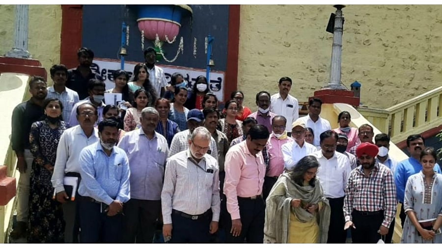 The officals of Ministry of Jal Shakti visit the KRS dam in Srirangapatna taluk in Mandya district on Friday. Credit: DH photo