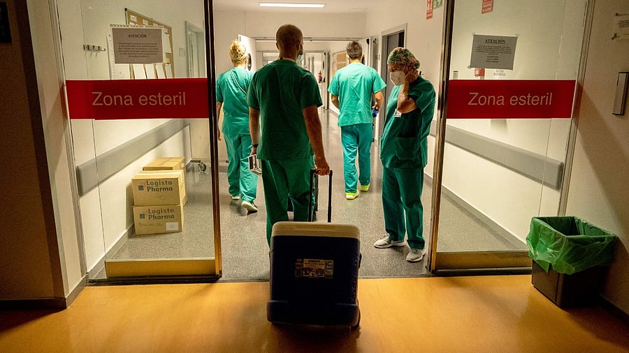 A surgeon pulls a portable fridge containing a donor's heart. Credit: AFP Photo