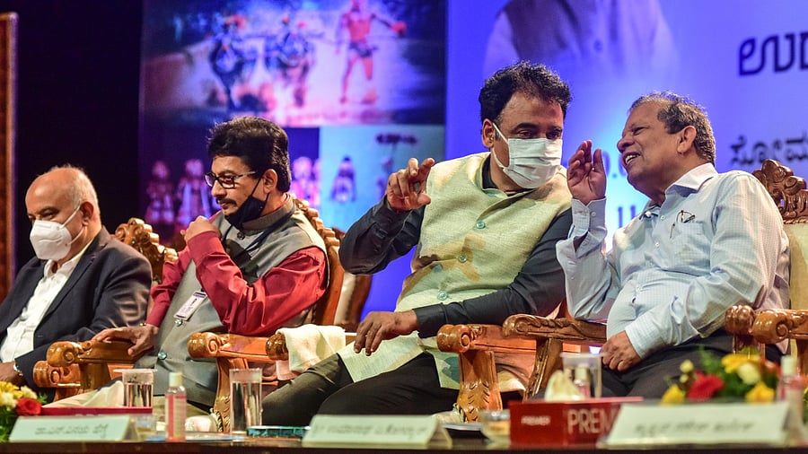 Minister for Higher Education Dr C N Ashwath Narayan having a word with Nitte Deemed to be University-Chancellor N Vinay Hegde during the launch of NEP 2020, at Mangalore University campus in Mangalagangothri on Monday. Credit: DH Photo/Irshad Mahammad