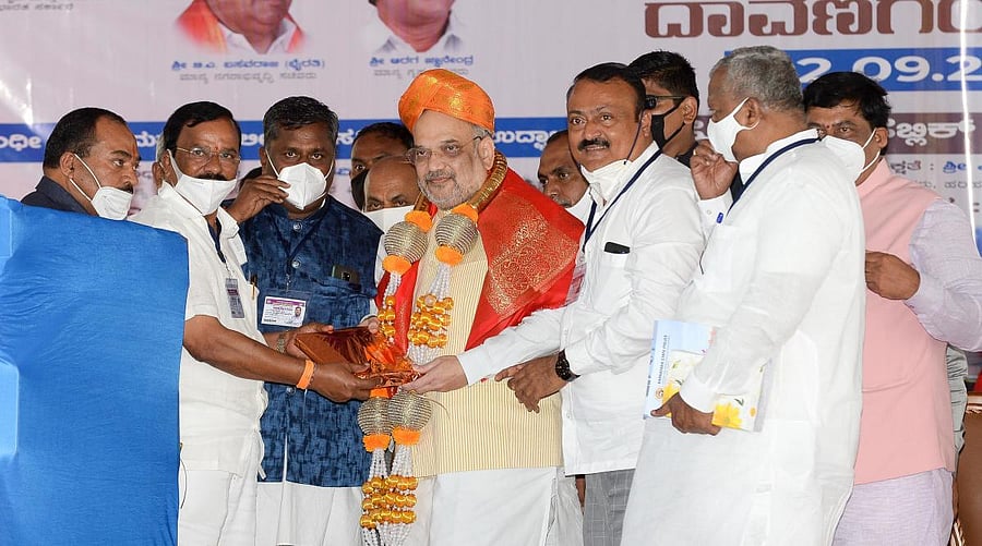 BJP leaders felicitate Union Home Minister Amit Shah at the inaugural programme of a police public school, quarters, Gandhi Bhavan and library in Davangere on Thursday. Credit: DH Photo