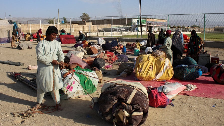 Families who arrived from Afghanistan take refuge with their belongings in the Pakistan-Afghanistan border town of Chaman. Credit: Reuters Photo