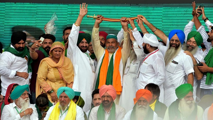 Bharatiya Kisan Union spokesperson Rakesh Tikait with others during Kisan Mahapanchayat in Muzaffarnagar, Sunday, Sept. 5, 2021. Credit: PTI Photo