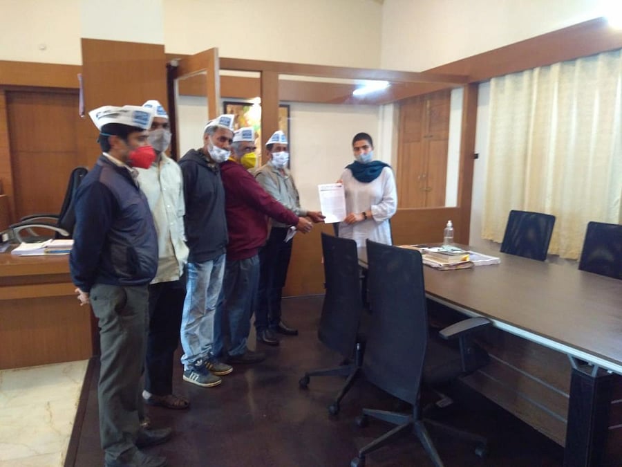 AAP members submit a memorandum to Deputy Commissioner Charulata Somal.