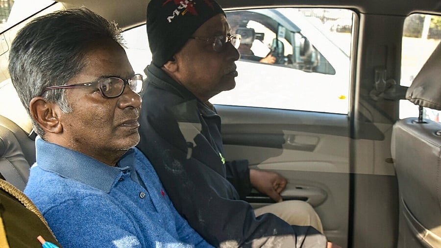 Rajiv Saxena, a Dubai-based businessman wanted in the VVIP choppers case, on his way to be produced at court by Enforcement Directorate, in New Delhi. Credit: PTI File Photo