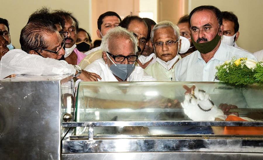 Veteran Congress leader and former Union minister Janardhan Poojary pays his final respects to the mortal remains of Oscar Fernandes at Milagres Church in Mangaluru on Wednesday.
