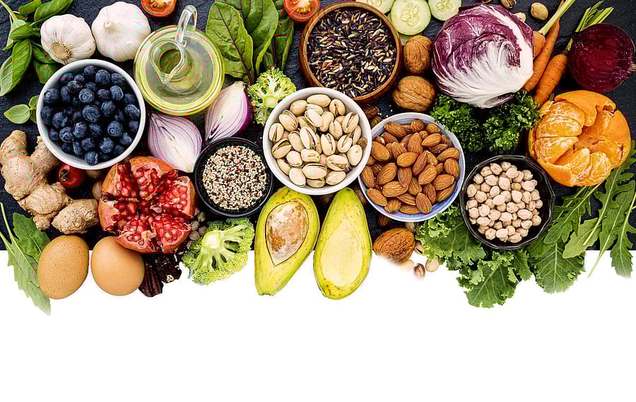 Nutritional psychiatry promotes the consumption of food rich in vitamins, minerals, antioxidants, fibre and protein. These help to reduce brain inflammation and regulate the production of serotonin and dopamine.