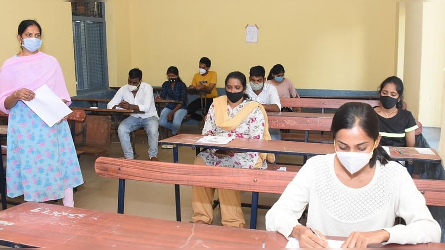 Aspirants appear for the Second Division Assistant exams in Mysuru on Sunday. Credit: DH photo