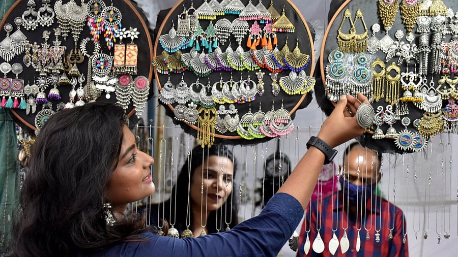 Visitors during an art and handicraft fair at the Chitrakala Parishath in Bengaluru. Credit: DH file photo