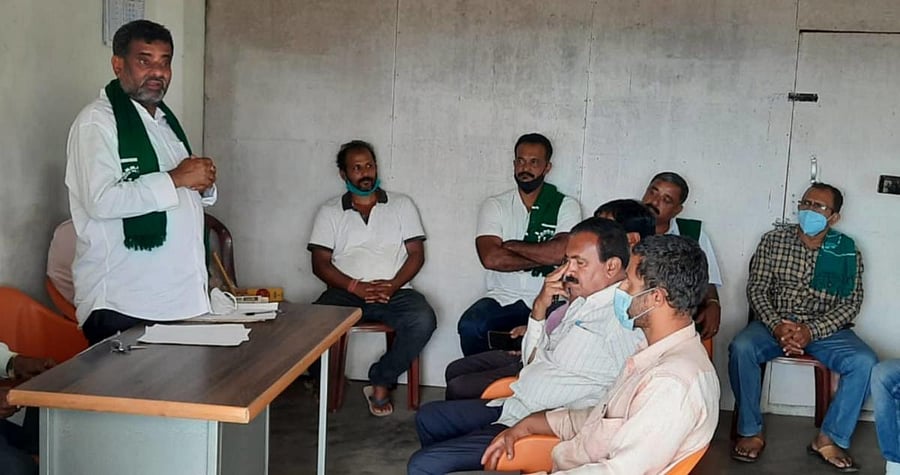 Karnataka Rajya Raitha Sangha state president Padavalapura Nagendra speaks at a meeting in Somwarpet.