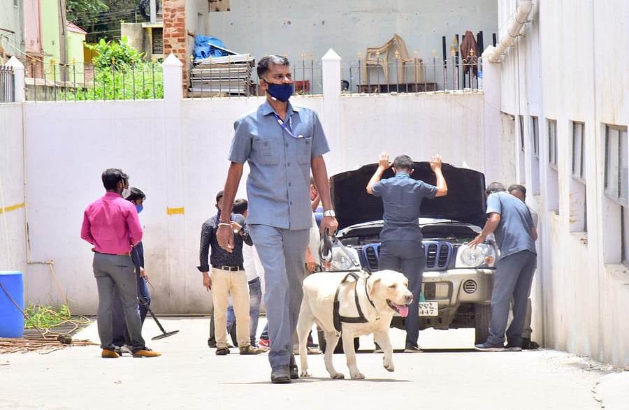 Bomb Defusal Squad search for explosives at the office of the Joint Commissioner of Commercial Tax in Mysuru on Wednesday. Credit: DH Photo