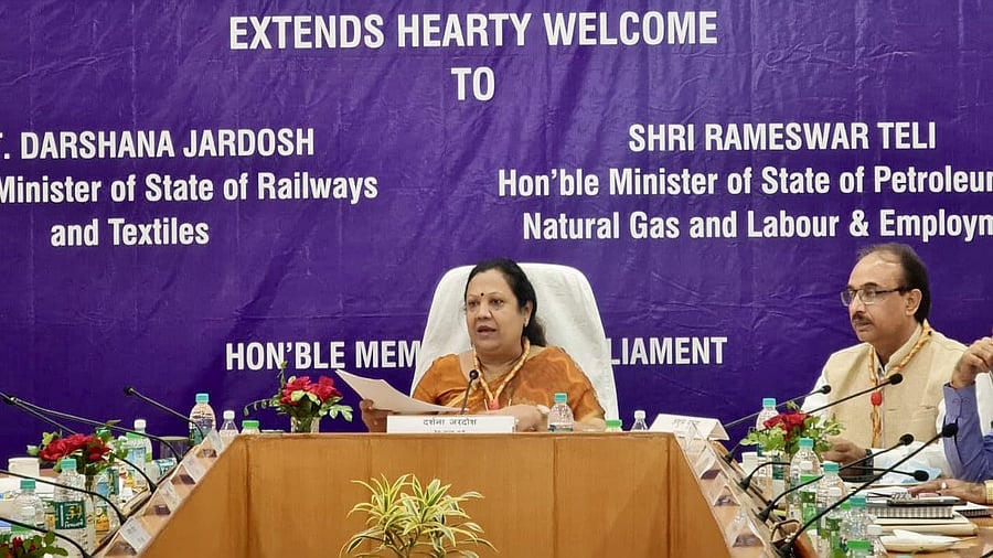MoS Railways Darshana Jardosh (C). Credit: Twitter/@DarshanaJardosh