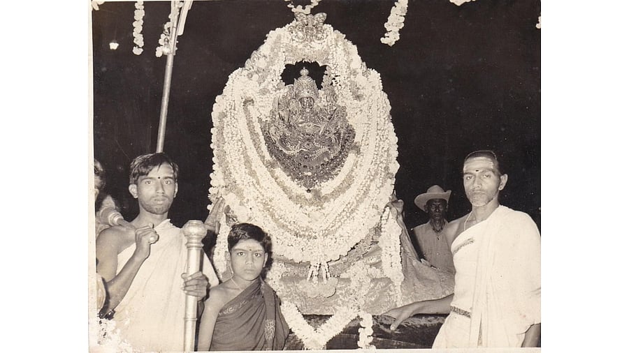 Young N Shashishekara Dixith is with father Nagendra Dixith during Chamundeshwari Devi Utsava atop the Chamundi Hill in Mysuru. Credit: Special Arrangement