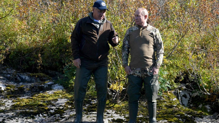 Russian President Vladimir Putin (R) speaks with Russian Defence Minister Sergei Shoigu in the taiga. Credit: AFP Photo