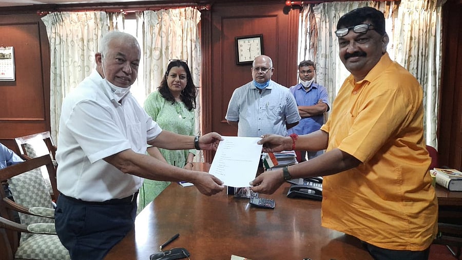 Former Goa Chief Minister and MLA Luizinho Faleiro tenders resignation. Credit: Twitter/@luizinhofaleiro