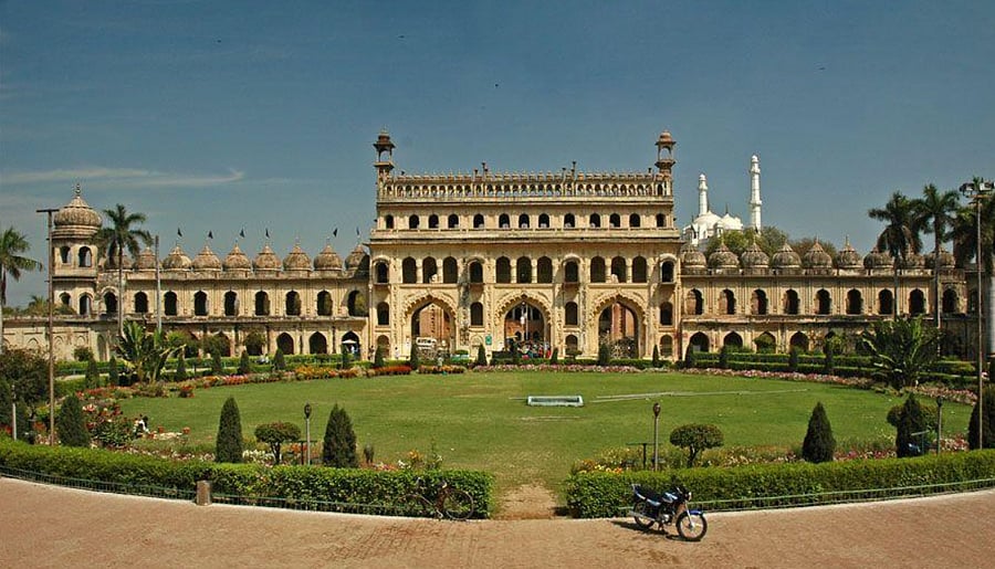 The Trust deployed volunteers in the Bara Imambara to distribute headscarf among the women visitors. Credit: Wikimedia commons