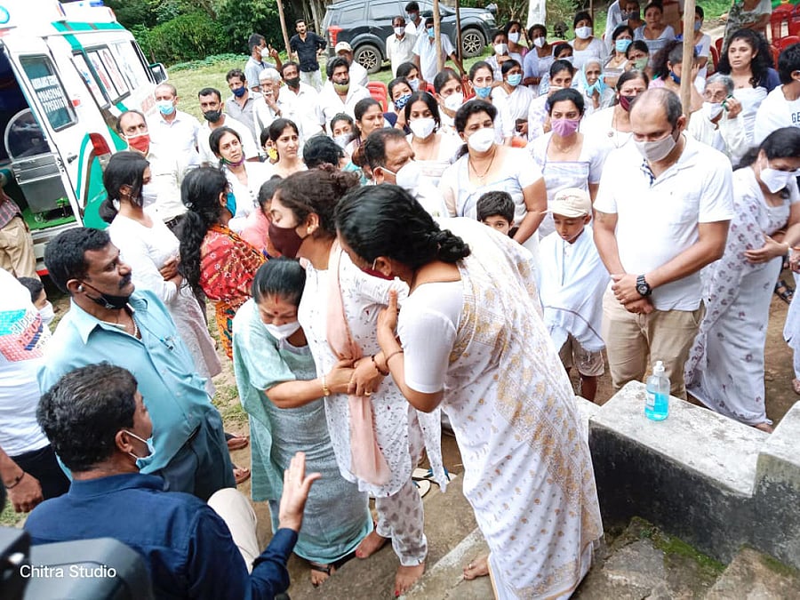Family members mourn the demise of actor Soujanya (Savi Madappa), as her mortal remains were brought to her native place in Andagove.