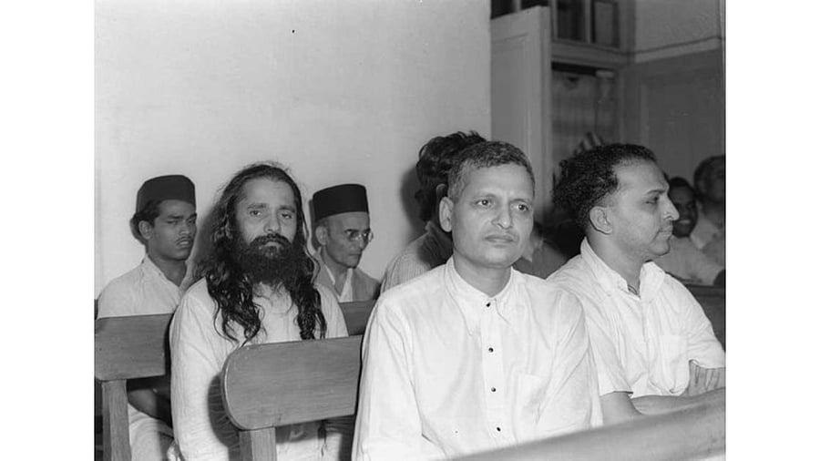 Nathuram Godse (centre). Credit: Twitter/@IndiaHistorypic