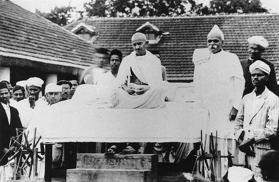 Mahatma Gandhi addressing a meeting at District Collector’s office premises in Chikmagalur in 1927. DH/PV Archives