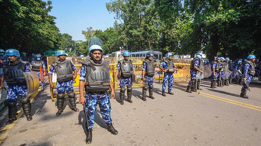 Police force deployed outside the residence of Samajwadi Party (SP) President Akhilesh Yadav in Lucknow. Credit: PTI File Photo